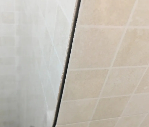 绥化市瓷砖空鼓维修公司分享阳台瓷砖脱落的修复过程可以分为以下几个步骤