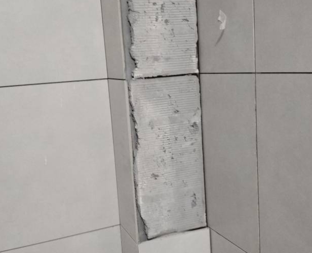 绥化市瓷砖空鼓维修公司分享下瓷砖施工前基层浇水润湿程度不足，可能导致以下问题
